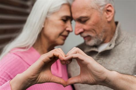 uomini e donne anziani|La sessualità negli anziani: amore nella terza e quarta età.